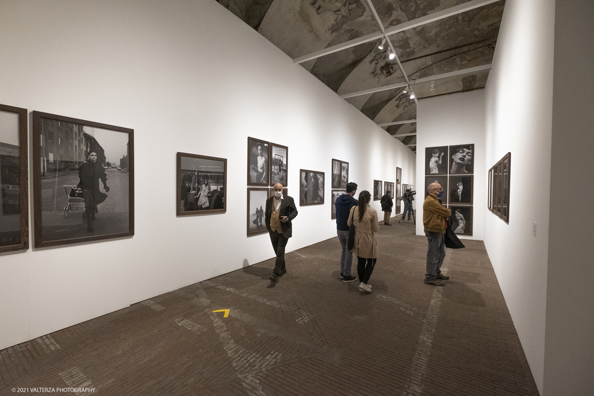 _DSF5270.jpg - 12/05/2021. Torino. Questa mostra, frutto della collaborazione tra Paratissima, la Peter Lindbergh foundation  ed Il Kunstpalast di Dusseldorf Ã¨ un autoritratto e, allo stesso tempo,un grande omaggio al maestro perchÃ¨ Ã¨ un progetto voluto e curato da lui personalmente  prima di lasciarci prematuramente. Nella foto in visita alla mostra