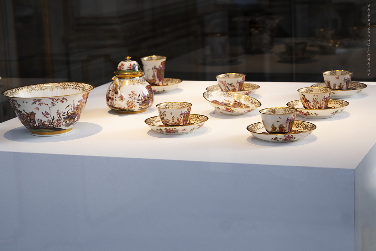 _DSF6561.jpg - 27/11/2019. Torino. Il "servizio del Re di Sardegna", messo all'asta a Londra da Christie's  il 4 Luglio 2019 venne acquistato dalla Fondazione Torino Musei. Esso costituisce una riscoperta straordinaria nella storia della porcellana europea. Creduto disperso, si era invece conservato presso la stessa Casa Reale di Savoia per quasi trecento anni. Nella foto il servizio, manifattura di Meissen ,1725. Composizione, una teiera, una ciotola, cinque tazze da tÃ¨, una tazza da cioccolata, sette piattini.