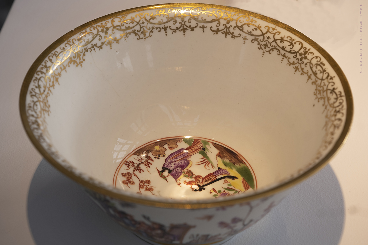 _DSF6602.jpg - 27/11/2019. Torino. Il "servizio del Re di Sardegna", messo all'asta a Londra da Christie's  il 4 Luglio 2019 venne acquistato dalla Fondazione Torino Musei. Esso costituisce una riscoperta straordinaria nella storia della porcellana europea. Creduto disperso, si era invece conservato presso la stessa Casa Reale di Savoia per quasi trecento anni. Nella foto la ciotola del servizio