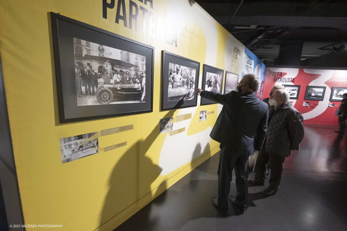 _DSF3882.jpg - 26/10/2021. Torino. Una mostra fotografica con le immagini del fotografo Adriano Scoffone racconta gli anni â€˜20 e â€˜30 della Provincia Granda e gli audaci piloti della Cuneo - Colle della Maddalena Nuvolari, Varzi, Campari e diversi altri. Nella foto l'allestimento con in mostra le foto di Adriano Scoffone