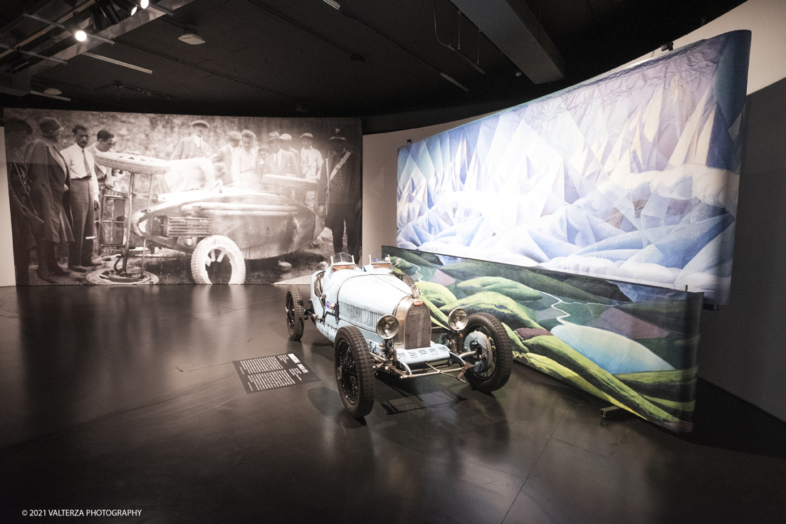 _DSF3908.jpg - 26/10/2021. Torino. Una mostra fotografica con le immagini del fotografo Adriano Scoffone racconta gli anni â€˜20 e â€˜30 della Provincia Granda e gli audaci piloti della Cuneo - Colle della Maddalena Nuvolari, Varzi, Campari e diversi altri. Nella foto una rara Bugatti 35 in mostra, uguale a quella con cui Avattaneo si ribaltÃ² durante la gara.