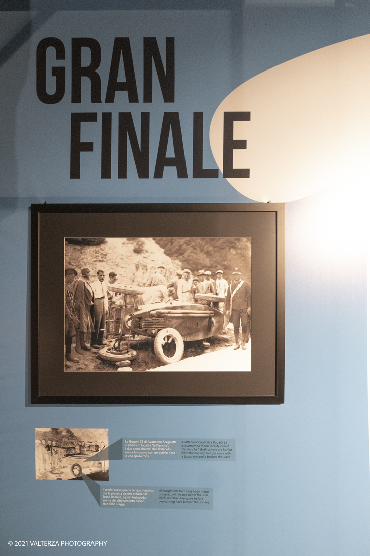 _DSF3955.jpg - 26/10/2021. Torino. Una mostra fotografica con le immagini del fotografo Adriano Scoffone racconta gli anni â€˜20 e â€˜30 della Provincia Granda e gli audaci piloti della Cuneo - Colle della Maddalena Nuvolari, Varzi, Campari e diversi altri. Nella foto l'allestimento con in mostra le foto di Adriano Scoffone