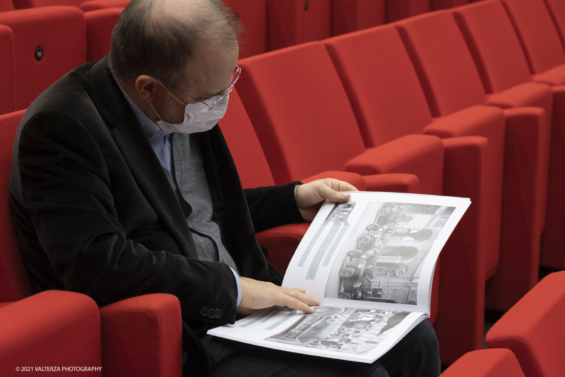 _DSF5569.jpg - 26/10/2021. Torino. Una mostra fotografica con le immagini del fotografo Adriano Scoffone racconta gli anni â€˜20 e â€˜30 della Provincia Granda e gli audaci piloti della Cuneo - Colle della Maddalena Nuvolari, Varzi, Campari e diversi altri. Nella foto consultazione del libro/catalogo della mostra in attesa dell'inizio dell' vento