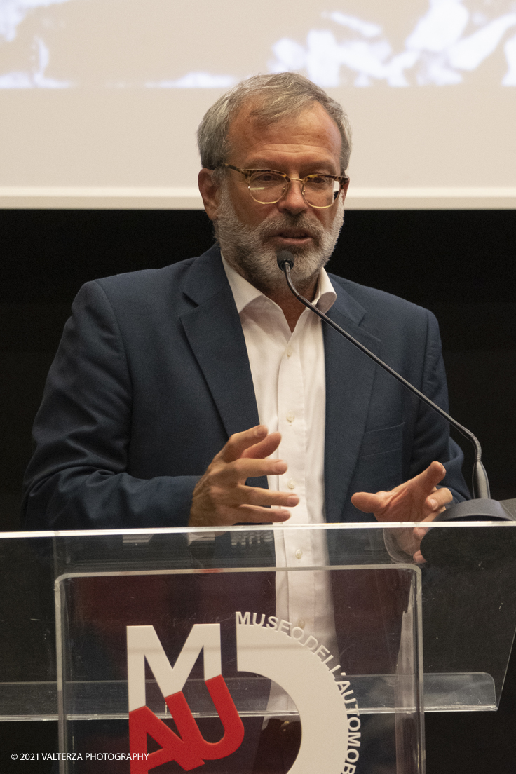 _DSF5799.jpg - 26/10/2021. Torino. Una mostra fotografica con le immagini del fotografo Adriano Scoffone racconta gli anni â€˜20 e â€˜30 della Provincia Granda e gli audaci piloti della Cuneo - Colle della Maddalena Nuvolari, Varzi, Campari e diversi altri. Nella foto GiosuÃ¨ Boetto Cohen, giornalista e regista illustra l'origine casuale e lo sviluppo del progetto