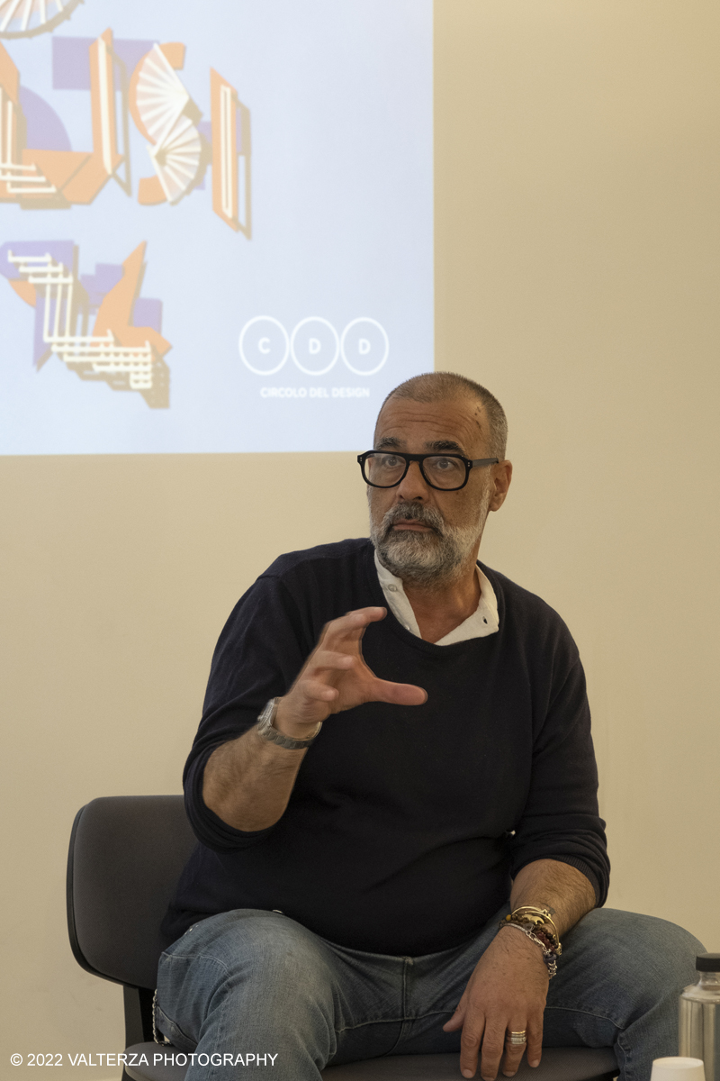 _DSF8977.jpg - 04/05/2022. Torino. Al circolo del Design Riccardo Dalisi e la Partecipazione come progetto. Nella foto l'intervento del curatore Luca Beatrice alla conferenza di presentazione della mostra