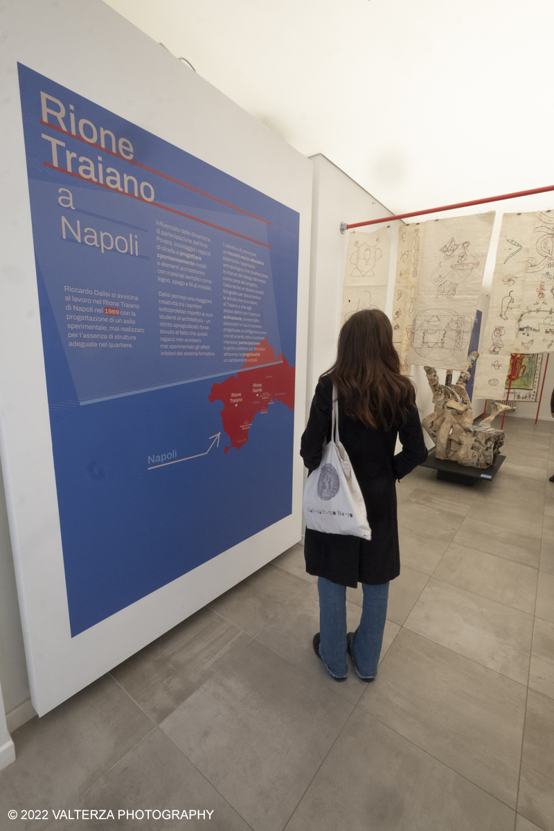 _DSF9031.jpg - 04/05/2022. Torino. Al circolo del Design Riccardo Dalisi e la Partecipazione come progetto. Nella foto in visita alla mostra