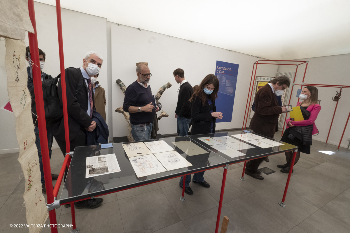 _DSF9055.jpg - 04/05/2022. Torino. Al circolo del Design Riccardo Dalisi e la Partecipazione come progetto. Nella foto visita guidata alla mostra del curatore Luca Beatrrice