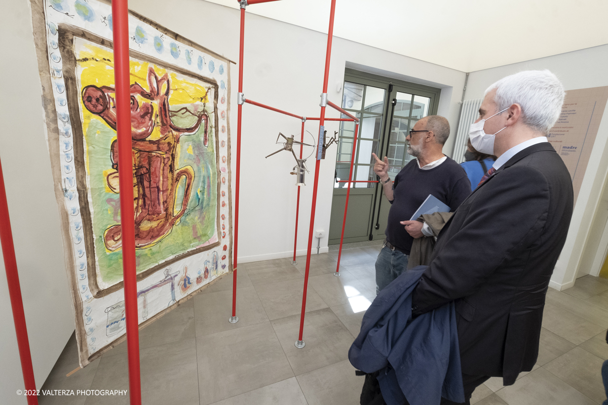 _DSF9060.jpg - 04/05/2022. Torino. Al circolo del Design Riccardo Dalisi e la Partecipazione come progetto. Nella foto visita guidata alla mostra del curatore Luca Beatrrice