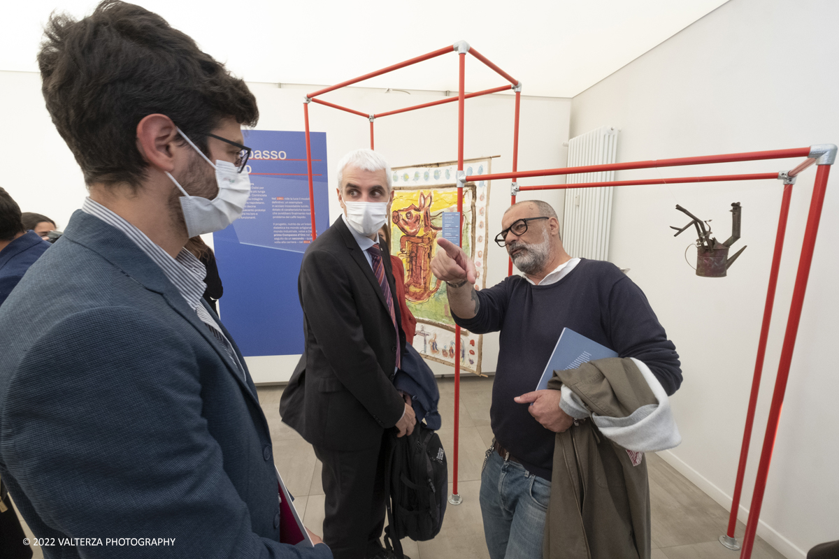 _DSF9069.jpg - 04/05/2022. Torino. Al circolo del Design Riccardo Dalisi e la Partecipazione come progetto. Nella foto visita guidata alla mostra del curatore Luca Beatrrice