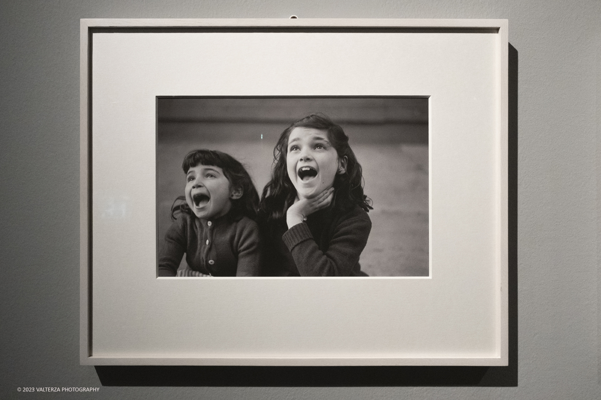 _DSF4706.jpg - 16/030/2023. Torino   Lâ€™esposizione , curata da Anne Morin,  riunisce 156 fotografie, la maggior parte delle quali originali per raccontare la carriera di Ruth Orkin, fotoreporter, fotografa e regista statunitense, tra le piÃ¹ rilevanti del XX secolo,  la cui opera Ã¨ ancora oggi poco nota.Nella foto due bambine che ridono N.Y. 1947