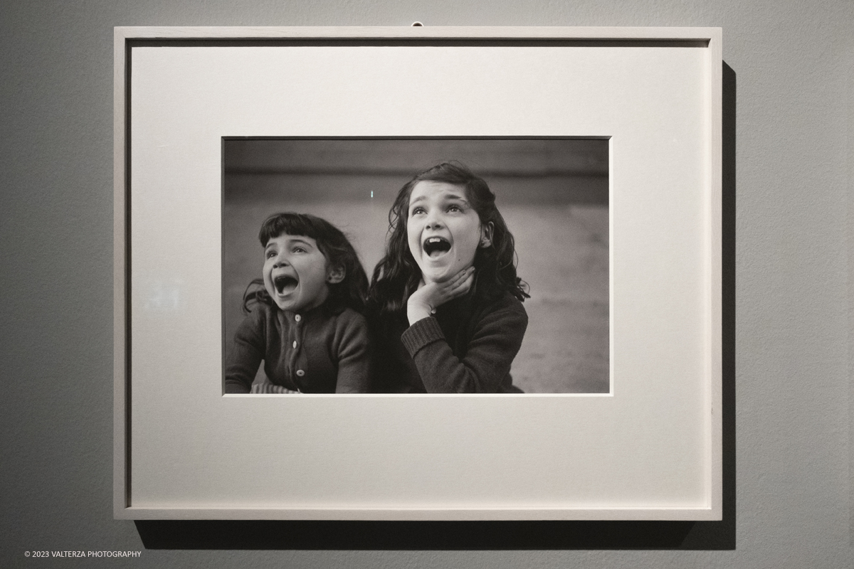 _DSF4706.jpg - 16/030/2023. Torino   Lâ€™esposizione , curata da Anne Morin,  riunisce 156 fotografie, la maggior parte delle quali originali per raccontare la carriera di Ruth Orkin, fotoreporter, fotografa e regista statunitense, tra le piÃ¹ rilevanti del XX secolo,  la cui opera Ã¨ ancora oggi poco nota.Nella foto due bambine che ridono N.Y. 1947