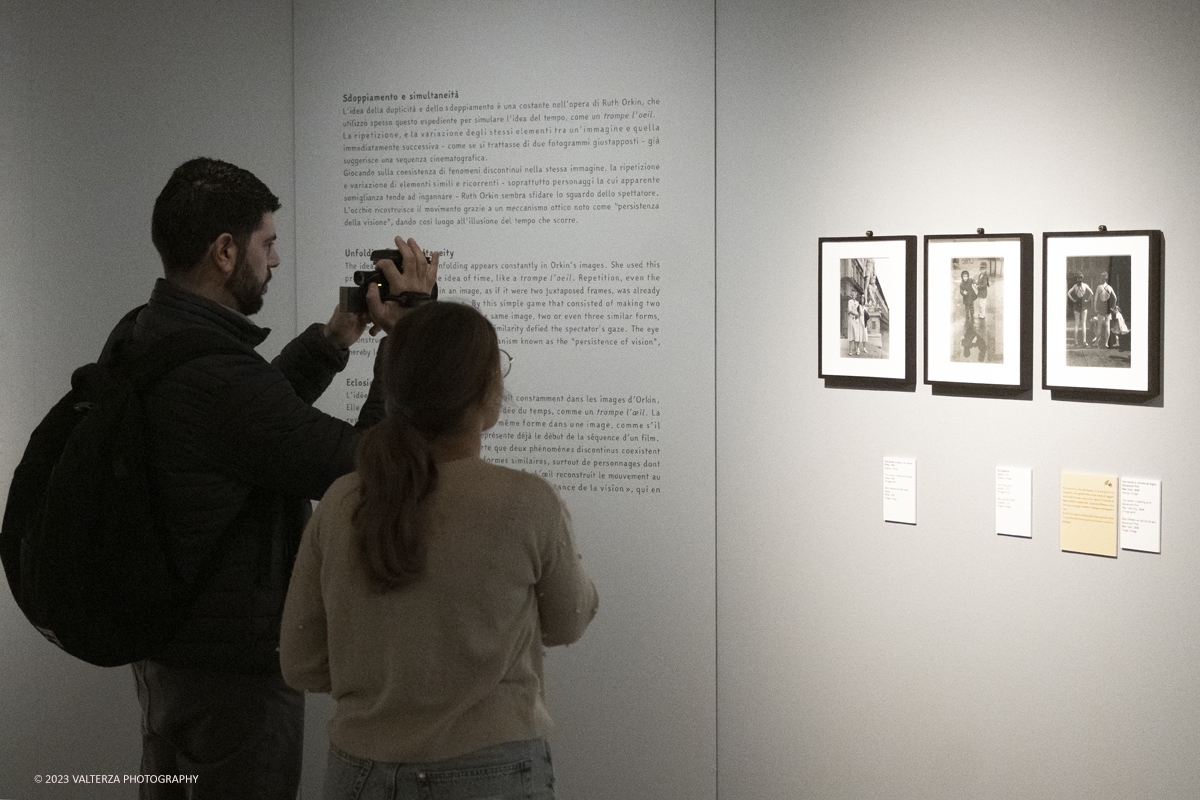 _DSF4719.jpg - 16/030/2023. Torino   Lâ€™esposizione , curata da Anne Morin,  riunisce 156 fotografie, la maggior parte delle quali originali per raccontare la carriera di Ruth Orkin, fotoreporter, fotografa e regista statunitense, tra le piÃ¹ rilevanti del XX secolo,  la cui opera Ã¨ ancora oggi poco nota.Nella foto in visita alla mostra