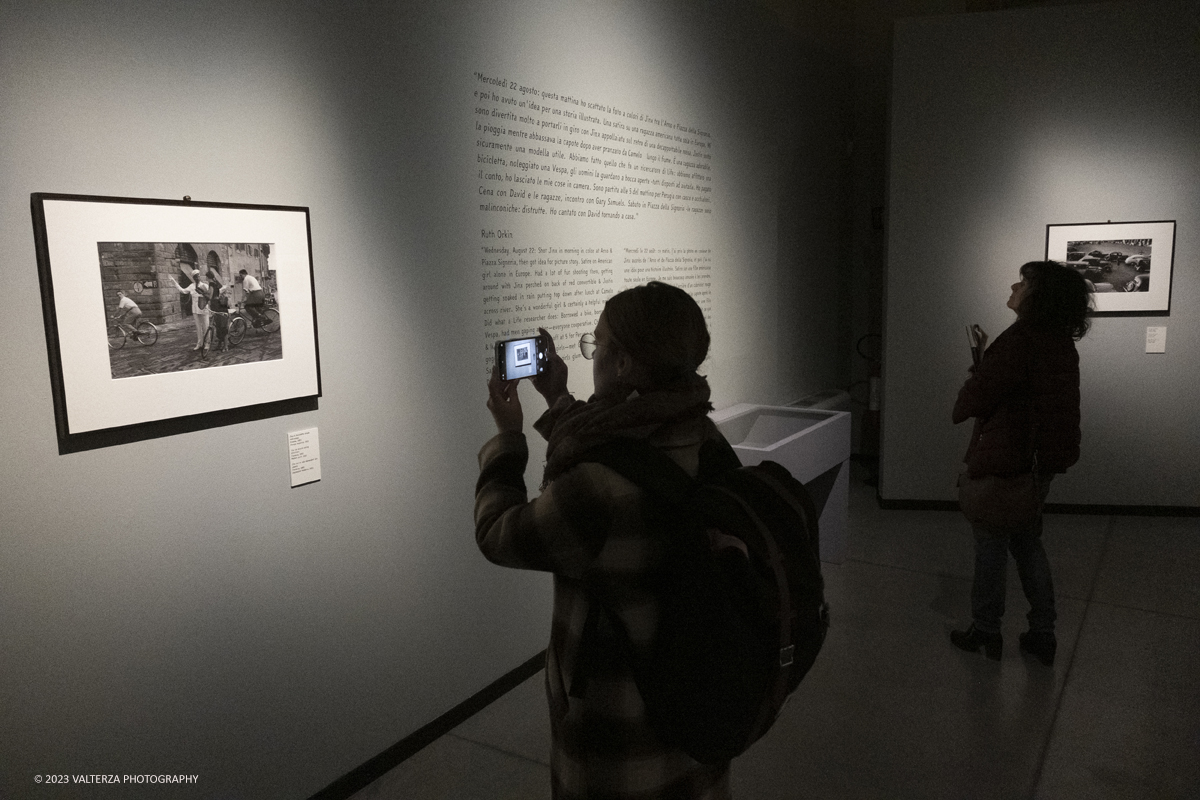 _DSF4914.jpg - 16/030/2023. Torino   Lâ€™esposizione , curata da Anne Morin,  riunisce 156 fotografie, la maggior parte delle quali originali per raccontare la carriera di Ruth Orkin, fotoreporter, fotografa e regista statunitense, tra le piÃ¹ rilevanti del XX secolo,  la cui opera Ã¨ ancora oggi poco nota.Nella foto in visita alla mostra