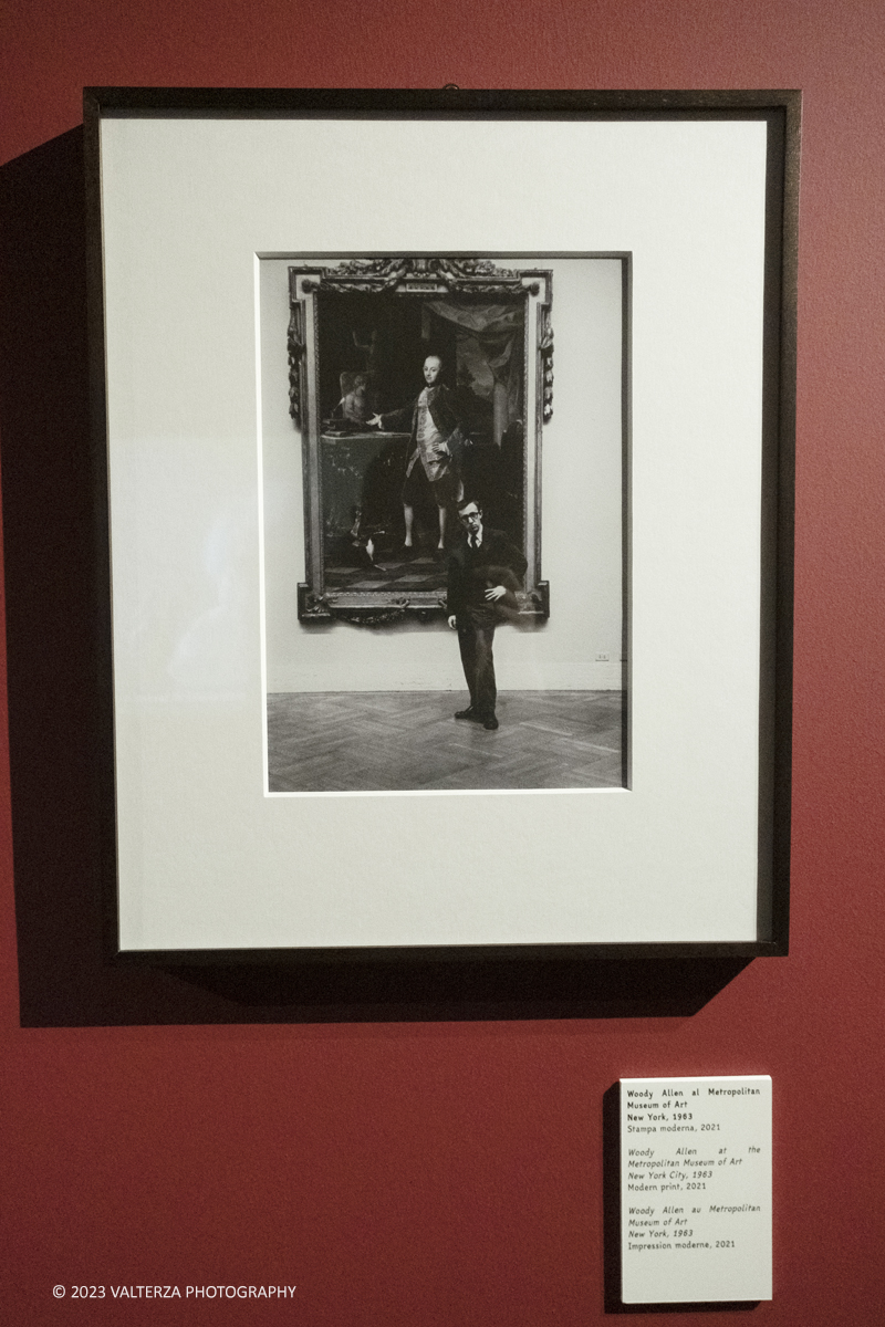 _DSF4975.jpg - 16/030/2023. Torino   Lâ€™esposizione , curata da Anne Morin,  riunisce 156 fotografie, la maggior parte delle quali originali per raccontare la carriera di Ruth Orkin, fotoreporter, fotografa e regista statunitense, tra le piÃ¹ rilevanti del XX secolo,  la cui opera Ã¨ ancora oggi poco nota.Nella foto Woody Allen al Metropolitan Museum of Art N.Y.1963