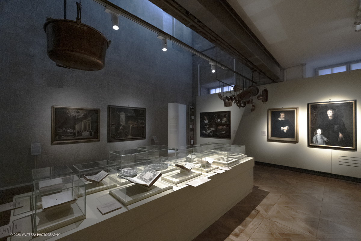 _DSF8004.jpg - 27/09/2023. Torino. La Reggia di Venaria conclude l'anno 2023 dedicato al tema del cibo con una mostra emblematica fin dal titolo: Sovrani a Tavola .Pranzi imbanditi nelle corti Italiane.  Nella foto la sala N. 2 dedicata al tema dalle cucine ai pranzi imbanditi