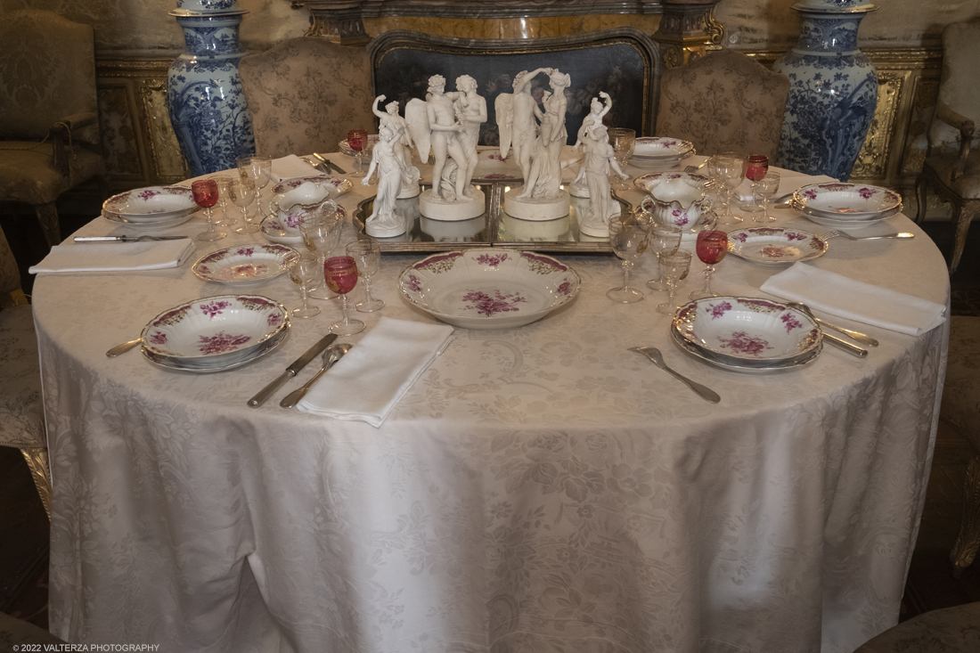 _DSF7090.jpg - 15/03/2022. Torino. Tour delle tavole apparecchiate di Palazzo Reale in occasione del nuovo allestimento della Sala da pranzo che resterÃ  aperta al pubblico dal 17 Marzo al 17 Luglio. Nella foto tavolo apparecchiato nell'appartamento della Regina Maria Teresacon un servizio a motivi floreali della manifattura di Berlino (1894) e biscuit francesi centrotavola