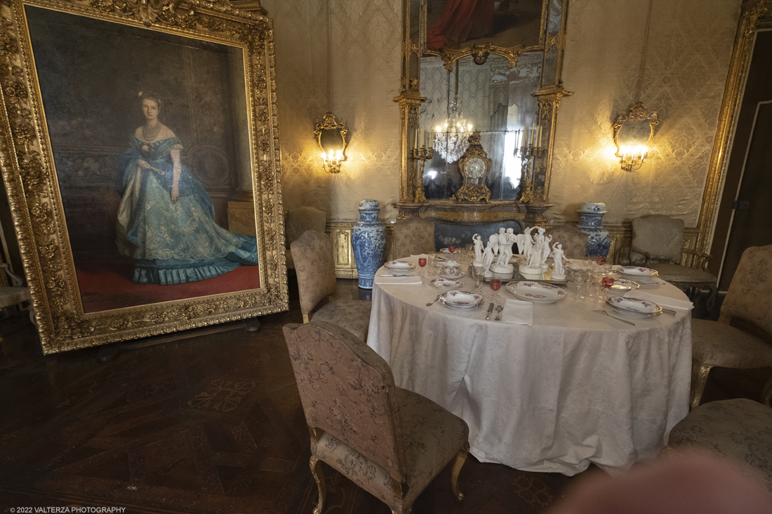_DSF7099.jpg - 15/03/2022. Torino. Tour delle tavole apparecchiate di Palazzo Reale in occasione del nuovo allestimento della Sala da pranzo che resterÃ  aperta al pubblico dal 17 Marzo al 17 Luglio. Nella foto tavolo apparecchiato nell'appartamento della Regina Maria Teresacon un servizio a motivi floreali della manifattura di Berlino (1894) e biscuit francesi centrotavola