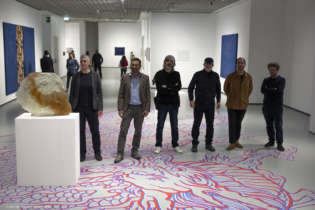 _DSF4278.jpg - 04/05/2021. Torino. Apertura della mostra delle opere di Francesco Barocco, Riccardo Baruzzi, Luca Bertolo, Flavio Favelli, Diego Perrone.  Nella foto immagine di gruppo della curatrice Elena Volpato con gli artisti Luca Bertolo, Francesco Barocco, Flavio Favelli, Riccardo Baruzzi e Diego Perrone