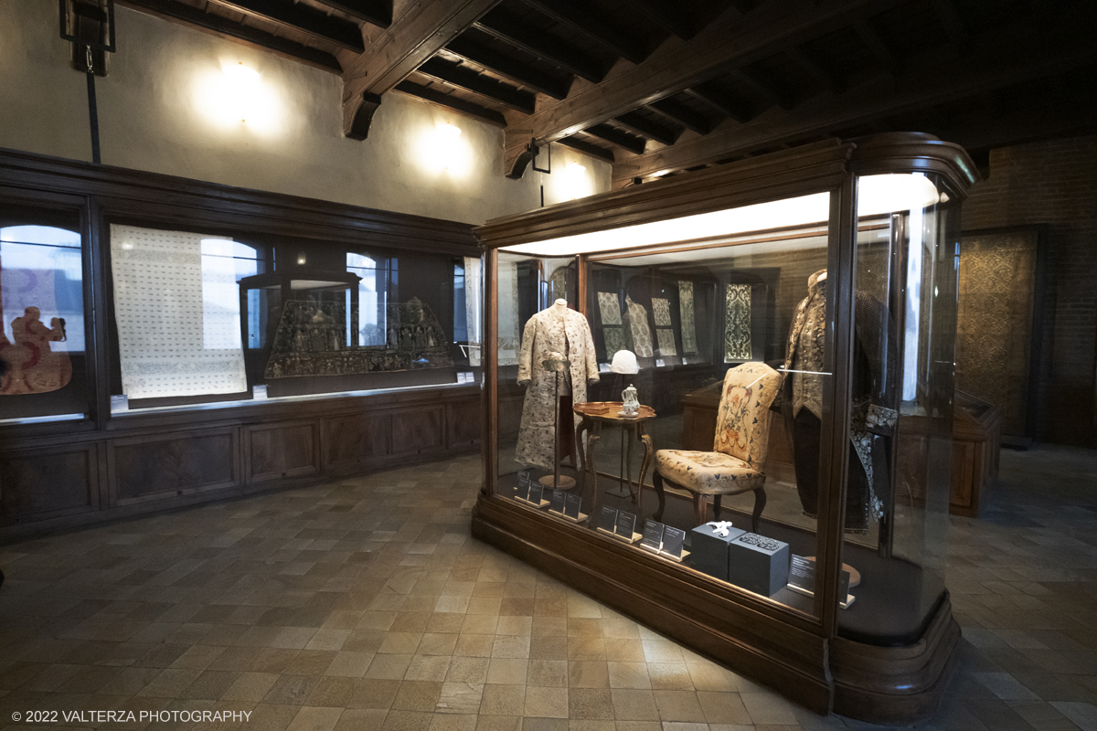 _DSF2954.jpg - 19/1272022. Torino. Dal 21 dicembre 2022, piÃ¹ di 50 opere della collezione di tessuti e moda di Palazzo Madama â€“ Museo Civico dâ€™Arte Antica di Torino, tra le piÃ¹ importanti in Italia, tornano a essere esposte nella sala ad esse dedicata, al secondo piano. Lâ€™allestimento ripropone a rotazione nuove opere della raccolta, per raccontare i vari periodi e le diverse fasi dellâ€™arte tessile, dai frammenti copti in lino e lana lavorata ad arazzo provenienti da Antinoe  fino ai tessuti medievali .Nella foto parte dell'allestimento della mostra