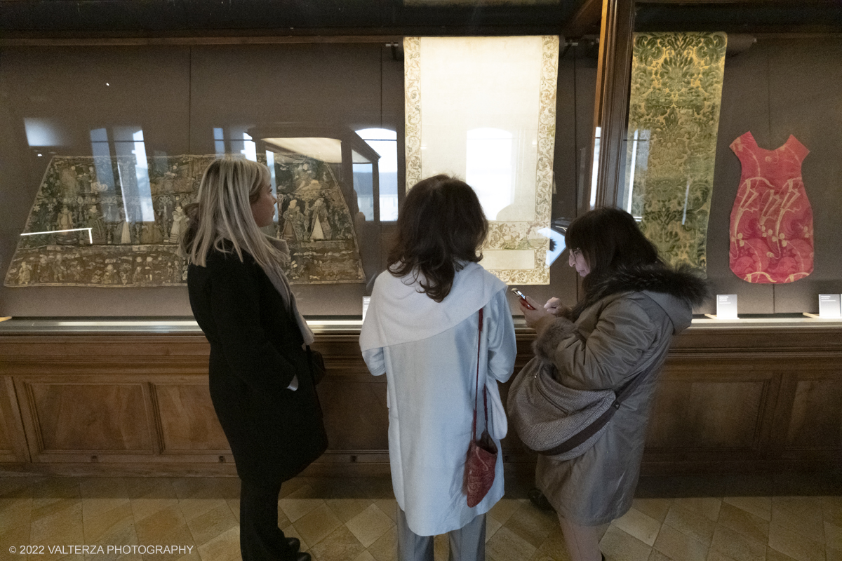 _DSF2985.jpg - 19/1272022. Torino. Dal 21 dicembre 2022, piÃ¹ di 50 opere della collezione di tessuti e moda di Palazzo Madama â€“ Museo Civico dâ€™Arte Antica di Torino, tra le piÃ¹ importanti in Italia, tornano a essere esposte nella sala ad esse dedicata, al secondo piano. Lâ€™allestimento ripropone a rotazione nuove opere della raccolta, per raccontare i vari periodi e le diverse fasi dellâ€™arte tessile, dai frammenti copti in lino e lana lavorata ad arazzo provenienti da Antinoe  fino ai tessuti medievali .Nella foto in visita alla mostra.