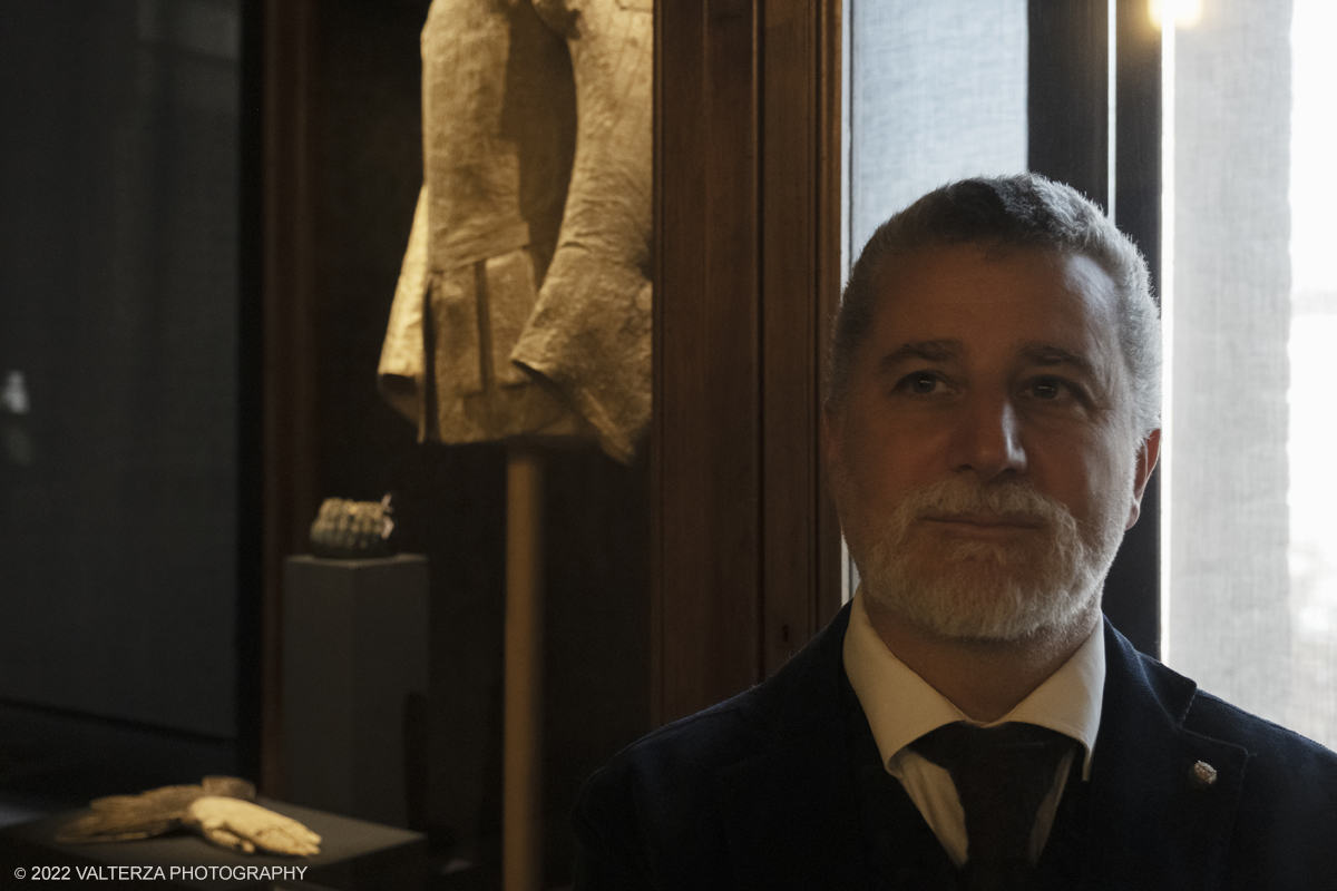 _DSF3084.jpg - 19/1272022. Torino. Dal 21 dicembre 2022, piÃ¹ di 50 opere della collezione di tessuti e moda di Palazzo Madama â€“ Museo Civico dâ€™Arte Antica di Torino, tra le piÃ¹ importanti in Italia, tornano a essere esposte nella sala ad esse dedicata, al secondo piano. Lâ€™allestimento ripropone a rotazione nuove opere della raccolta, per raccontare i vari periodi e le diverse fasi dellâ€™arte tessile, dai frammenti copti in lino e lana lavorata ad arazzo provenienti da Antinoe  fino ai tessuti medievali .Nella foto Giovanni Carlo Federico Villa direttore di Palazzo Madama