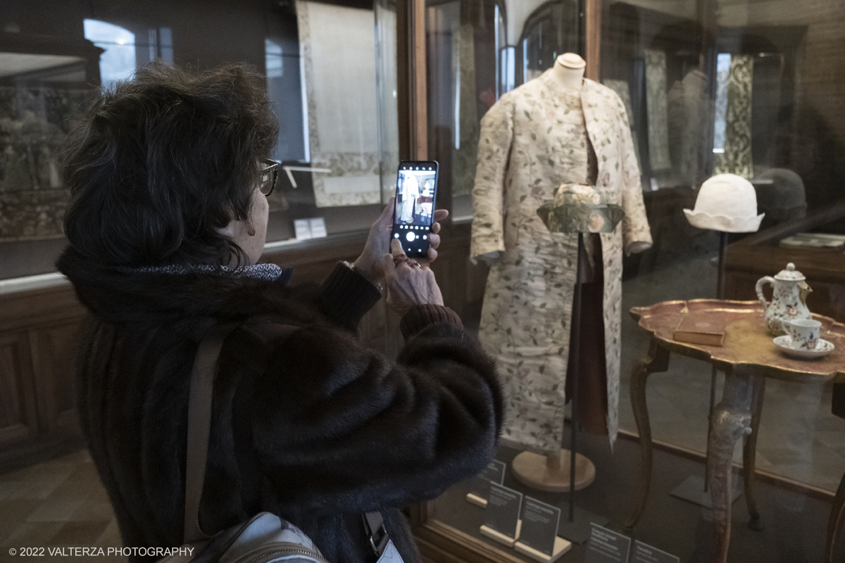 _DSF3111.jpg - 19/1272022. Torino. Dal 21 dicembre 2022, piÃ¹ di 50 opere della collezione di tessuti e moda di Palazzo Madama â€“ Museo Civico dâ€™Arte Antica di Torino, tra le piÃ¹ importanti in Italia, tornano a essere esposte nella sala ad esse dedicata, al secondo piano. Lâ€™allestimento ripropone a rotazione nuove opere della raccolta, per raccontare i vari periodi e le diverse fasi dellâ€™arte tessile, dai frammenti copti in lino e lana lavorata ad arazzo provenienti da Antinoe  fino ai tessuti medievali .Nella foto in visita alla mostra.