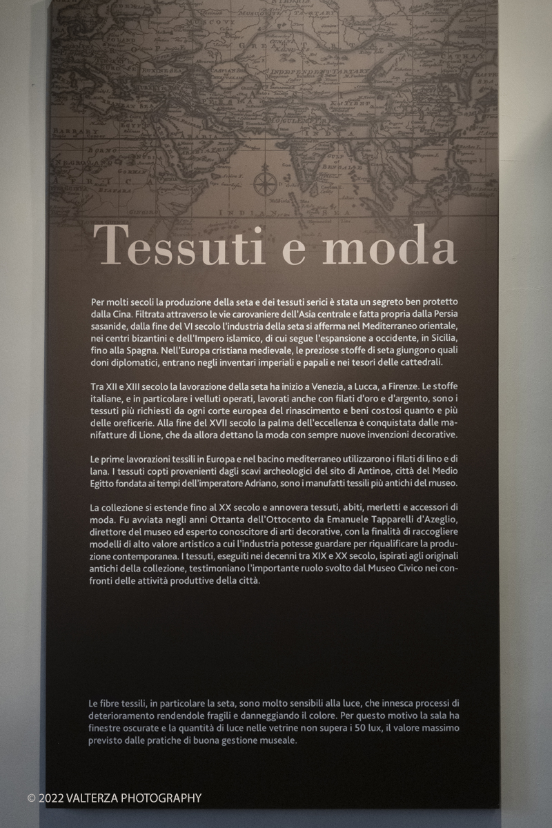 _DSF3135.jpg - 19/1272022. Torino. Dal 21 dicembre 2022, piÃ¹ di 50 opere della collezione di tessuti e moda di Palazzo Madama â€“ Museo Civico dâ€™Arte Antica di Torino, tra le piÃ¹ importanti in Italia, tornano a essere esposte nella sala ad esse dedicata, al secondo piano. Lâ€™allestimento ripropone a rotazione nuove opere della raccolta, per raccontare i vari periodi e le diverse fasi dellâ€™arte tessile, dai frammenti copti in lino e lana lavorata ad arazzo provenienti da Antinoe  fino ai tessuti medievali .Nella foto tabellone illustrativo della mostra