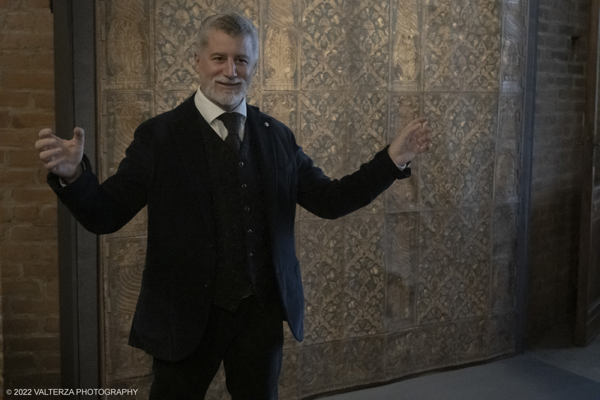 _DSF3165.jpg - 19/1272022. Torino. Dal 21 dicembre 2022, piÃ¹ di 50 opere della collezione di tessuti e moda di Palazzo Madama â€“ Museo Civico dâ€™Arte Antica di Torino, tra le piÃ¹ importanti in Italia, tornano a essere esposte nella sala ad esse dedicata, al secondo piano. Lâ€™allestimento ripropone a rotazione nuove opere della raccolta, per raccontare i vari periodi e le diverse fasi dellâ€™arte tessile, dai frammenti copti in lino e lana lavorata ad arazzo provenienti da Antinoe  fino ai tessuti medievali .Nella foto Giovanni Carlo Federico Villa direttore di Palazzo Madama guida ed illustra una visita alla mostra