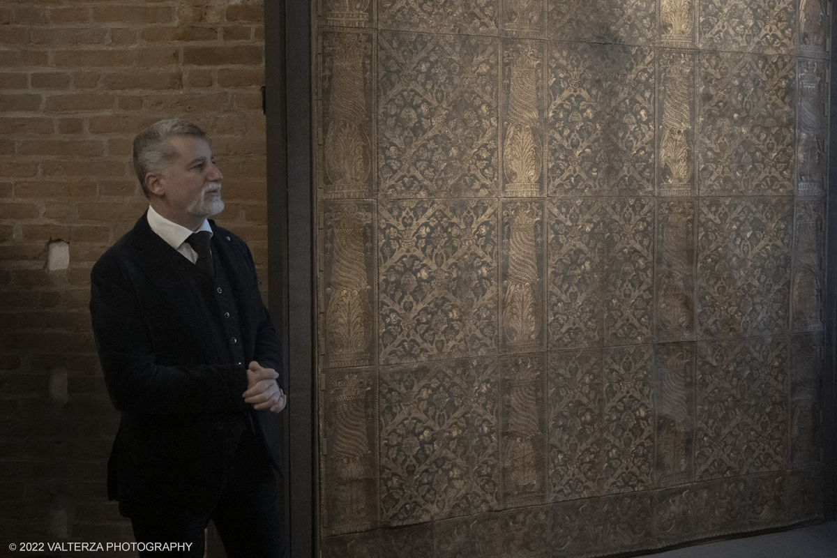 _DSF3168.jpg - 19/1272022. Torino. Dal 21 dicembre 2022, piÃ¹ di 50 opere della collezione di tessuti e moda di Palazzo Madama â€“ Museo Civico dâ€™Arte Antica di Torino, tra le piÃ¹ importanti in Italia, tornano a essere esposte nella sala ad esse dedicata, al secondo piano. Lâ€™allestimento ripropone a rotazione nuove opere della raccolta, per raccontare i vari periodi e le diverse fasi dellâ€™arte tessile, dai frammenti copti in lino e lana lavorata ad arazzo provenienti da Antinoe  fino ai tessuti medievali .Nella foto Giovanni Carlo Federico Villa direttore di Palazzo Madama guida ed illustra una visita alla mostra