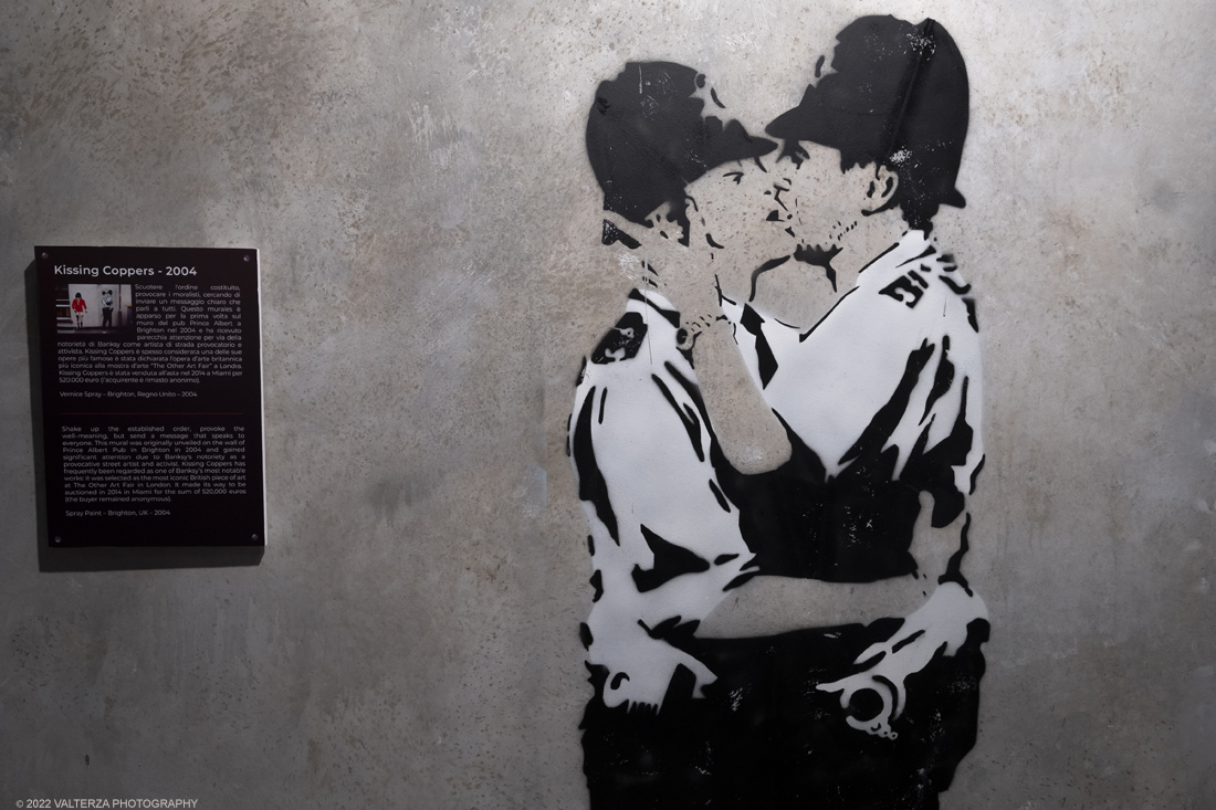 _DSF4597.jpg - 24/02/2022. Torino. Il percorso della mostra presenta oltre 90 opere di cui 30 murales a grandezza naturale realizzati da giovani street artist internazionali che raccontano il mondo del misterioso artista britannico, famoso per affrontare con ironia temi politici e di denuncia sociale. Nella foto opera Kissing Coppers 2004