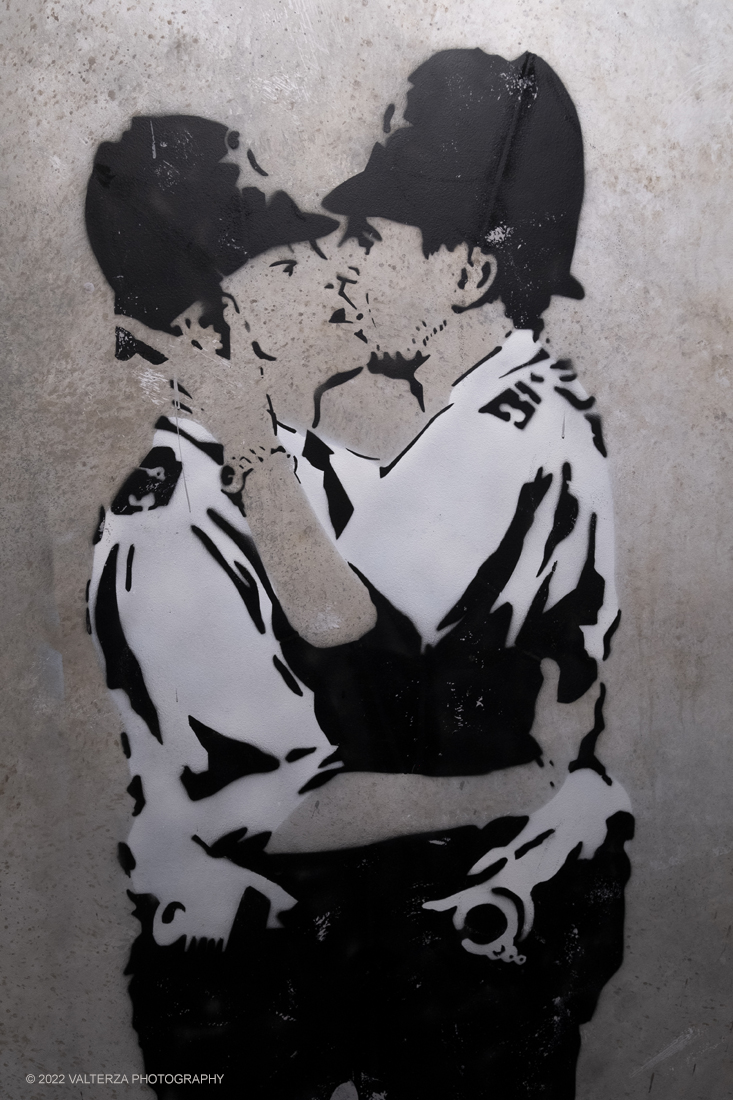 _DSF4600.jpg - 24/02/2022. Torino. Il percorso della mostra presenta oltre 90 opere di cui 30 murales a grandezza naturale realizzati da giovani street artist internazionali che raccontano il mondo del misterioso artista britannico, famoso per affrontare con ironia temi politici e di denuncia sociale. Nella foto opera Kissing Coppers 2004