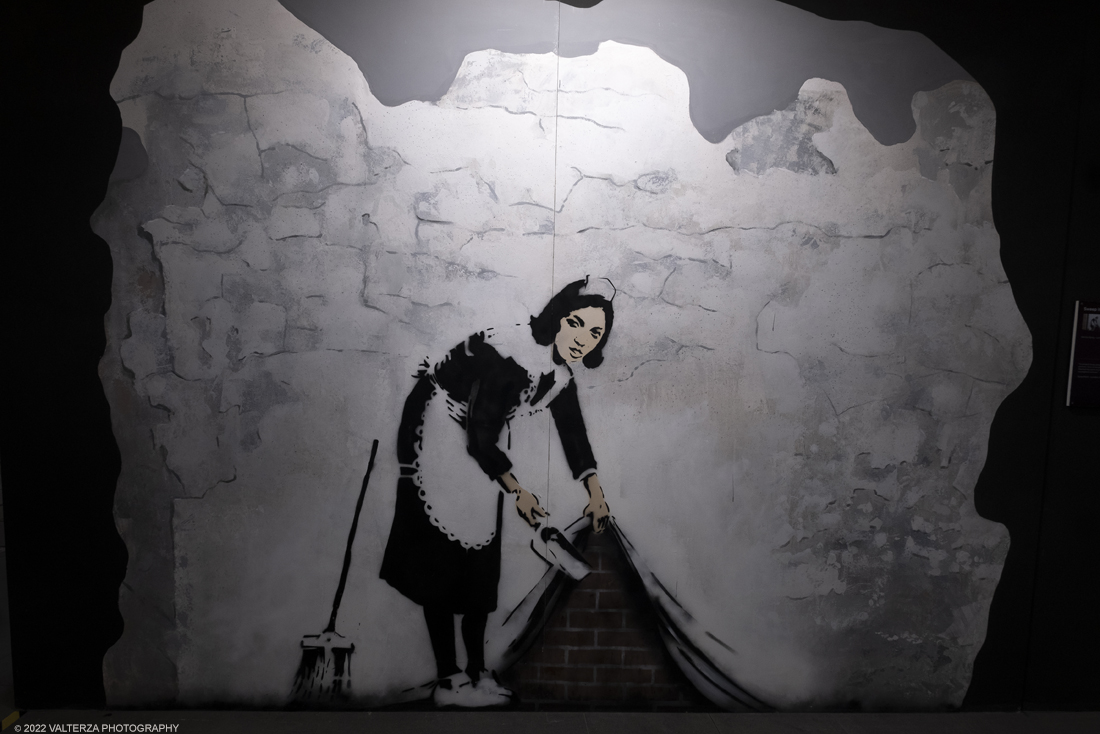 _DSF4618.jpg - 24/02/2022. Torino. Il percorso della mostra presenta oltre 90 opere di cui 30 murales a grandezza naturale realizzati da giovani street artist internazionali che raccontano il mondo del misterioso artista britannico, famoso per affrontare con ironia temi politici e di denuncia sociale. Nella foto opera Sweep it under the carpet 2006