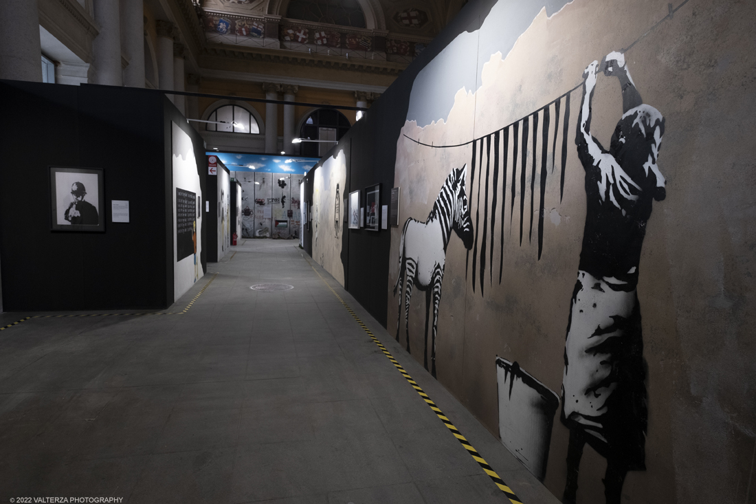 _DSF4661.jpg - 24/02/2022. Torino. Il percorso della mostra presenta oltre 90 opere di cui 30 murales a grandezza naturale realizzati da giovani street artist internazionali che raccontano il mondo del misterioso artista britannico, famoso per affrontare con ironia temi politici e di denuncia sociale. Nella foto parte dell'allestimento della mostra