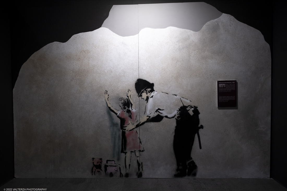_DSF4702.jpg - 24/02/2022. Torino. Il percorso della mostra presenta oltre 90 opere di cui 30 murales a grandezza naturale realizzati da giovani street artist internazionali che raccontano il mondo del misterioso artista britannico, famoso per affrontare con ironia temi politici e di denuncia sociale. Nella foto Policeman searching girl 2007