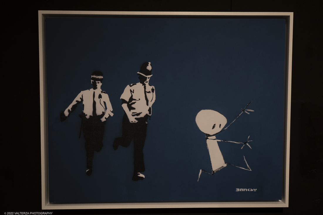_DSF4707.jpg - 24/02/2022. Torino. Il percorso della mostra presenta oltre 90 opere di cui 30 murales a grandezza naturale realizzati da giovani street artist internazionali che raccontano il mondo del misterioso artista britannico, famoso per affrontare con ironia temi politici e di denuncia sociale. Nella foto Stick police 2004