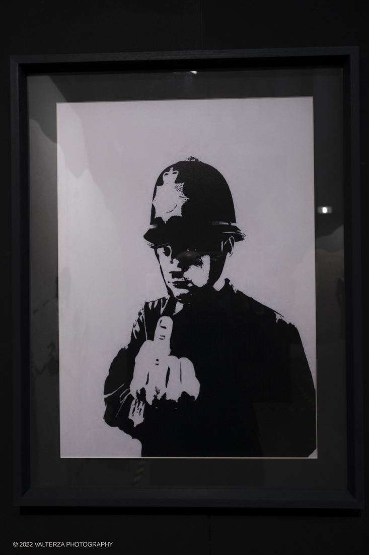 _DSF4713.jpg - 24/02/2022. Torino. Il percorso della mostra presenta oltre 90 opere di cui 30 murales a grandezza naturale realizzati da giovani street artist internazionali che raccontano il mondo del misterioso artista britannico, famoso per affrontare con ironia temi politici e di denuncia sociale. Nella foto opera Rude copper 2002
