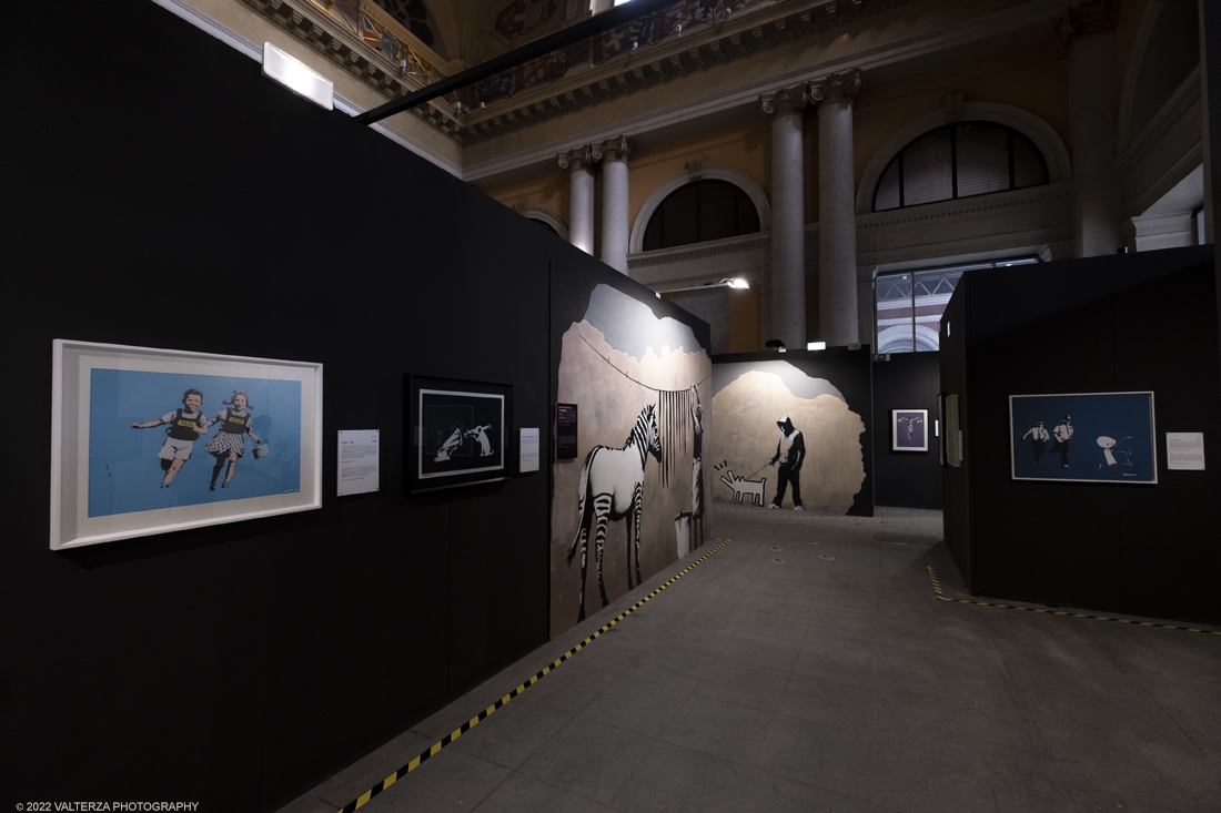 _DSF4717.jpg - 24/02/2022. Torino. Il percorso della mostra presenta oltre 90 opere di cui 30 murales a grandezza naturale realizzati da giovani street artist internazionali che raccontano il mondo del misterioso artista britannico, famoso per affrontare con ironia temi politici e di denuncia sociale. Nella foto parte dell'allestimento della mostra