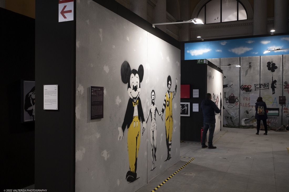 _DSF4723.jpg - 24/02/2022. Torino. Il percorso della mostra presenta oltre 90 opere di cui 30 murales a grandezza naturale realizzati da giovani street artist internazionali che raccontano il mondo del misterioso artista britannico, famoso per affrontare con ironia temi politici e di denuncia sociale. Nella foto parte dell'allestimento della mostra