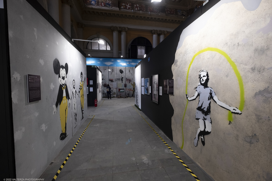 _DSF4726.jpg - 24/02/2022. Torino. Il percorso della mostra presenta oltre 90 opere di cui 30 murales a grandezza naturale realizzati da giovani street artist internazionali che raccontano il mondo del misterioso artista britannico, famoso per affrontare con ironia temi politici e di denuncia sociale. Nella foto parte dell'allestimento della mostra