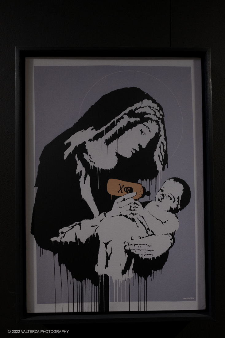 _DSF4741.jpg - 24/02/2022. Torino. Il percorso della mostra presenta oltre 90 opere di cui 30 murales a grandezza naturale realizzati da giovani street artist internazionali che raccontano il mondo del misterioso artista britannico, famoso per affrontare con ironia temi politici e di denuncia sociale. Nella foto opera Toxic Mary 2004