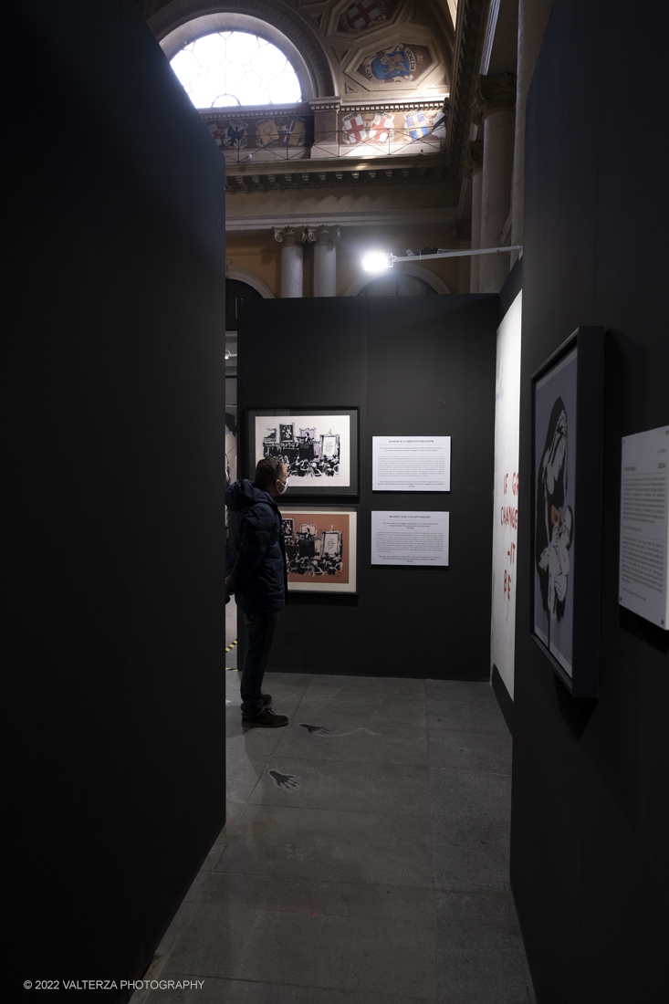 _DSF4751.jpg - 24/02/2022. Torino. Il percorso della mostra presenta oltre 90 opere di cui 30 murales a grandezza naturale realizzati da giovani street artist internazionali che raccontano il mondo del misterioso artista britannico, famoso per affrontare con ironia temi politici e di denuncia sociale. Nella foto parte dell'allestimento della mostra