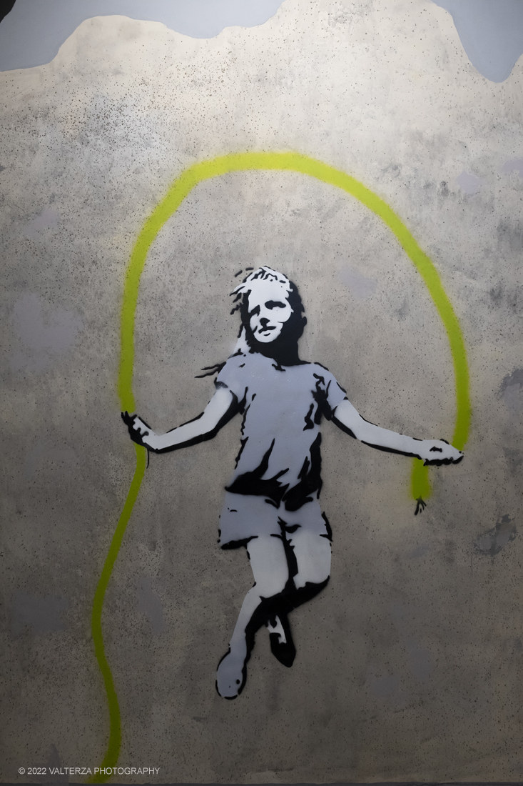 _DSF4756.jpg - 24/02/2022. Torino. Il percorso della mostra presenta oltre 90 opere di cui 30 murales a grandezza naturale realizzati da giovani street artist internazionali che raccontano il mondo del misterioso artista britannico, famoso per affrontare con ironia temi politici e di denuncia sociale. Nella foto opera Girl with skipping rope 2007