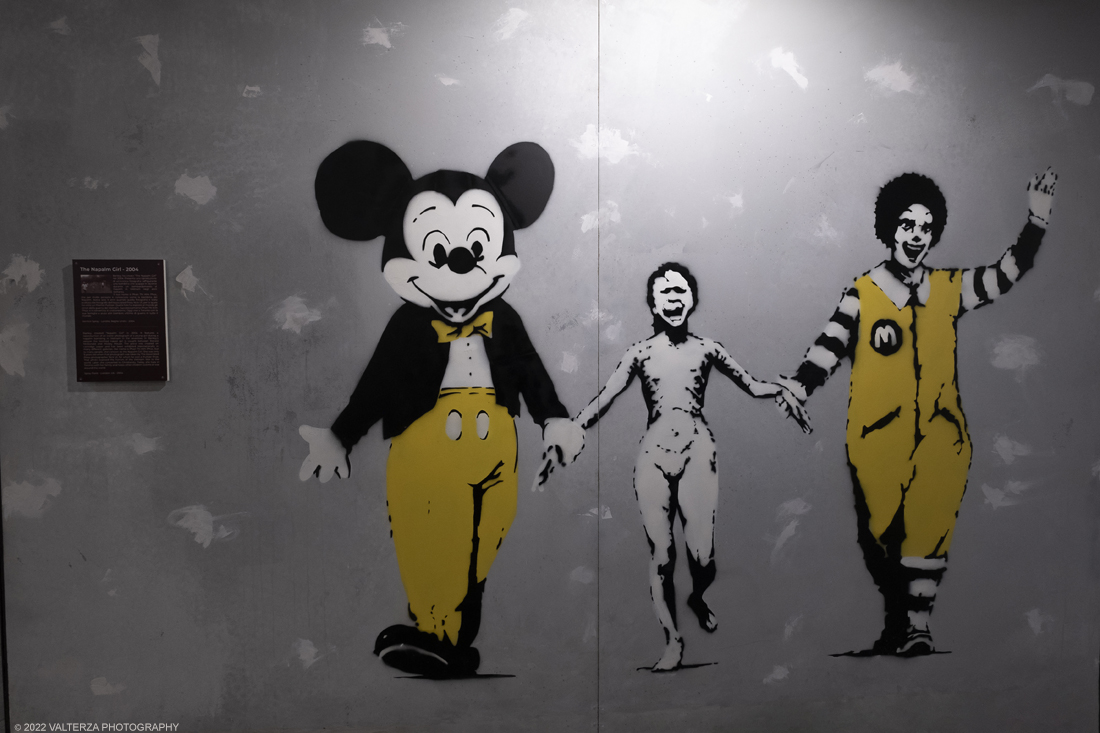 _DSF4764.jpg - 24/02/2022. Torino. Il percorso della mostra presenta oltre 90 opere di cui 30 murales a grandezza naturale realizzati da giovani street artist internazionali che raccontano il mondo del misterioso artista britannico, famoso per affrontare con ironia temi politici e di denuncia sociale. Nella foto opera The Napalm girl 2004