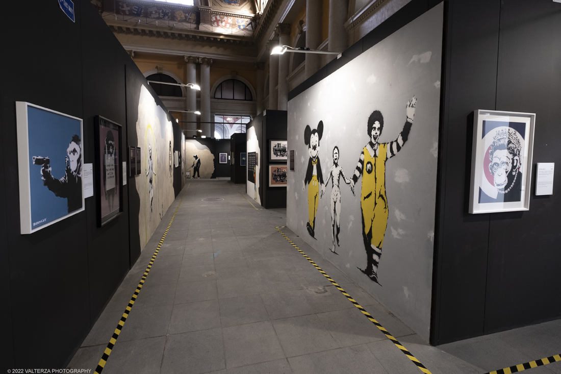 _DSF4770.jpg - 24/02/2022. Torino. Il percorso della mostra presenta oltre 90 opere di cui 30 murales a grandezza naturale realizzati da giovani street artist internazionali che raccontano il mondo del misterioso artista britannico, famoso per affrontare con ironia temi politici e di denuncia sociale. Nella foto parte dell'allestimento della mostra