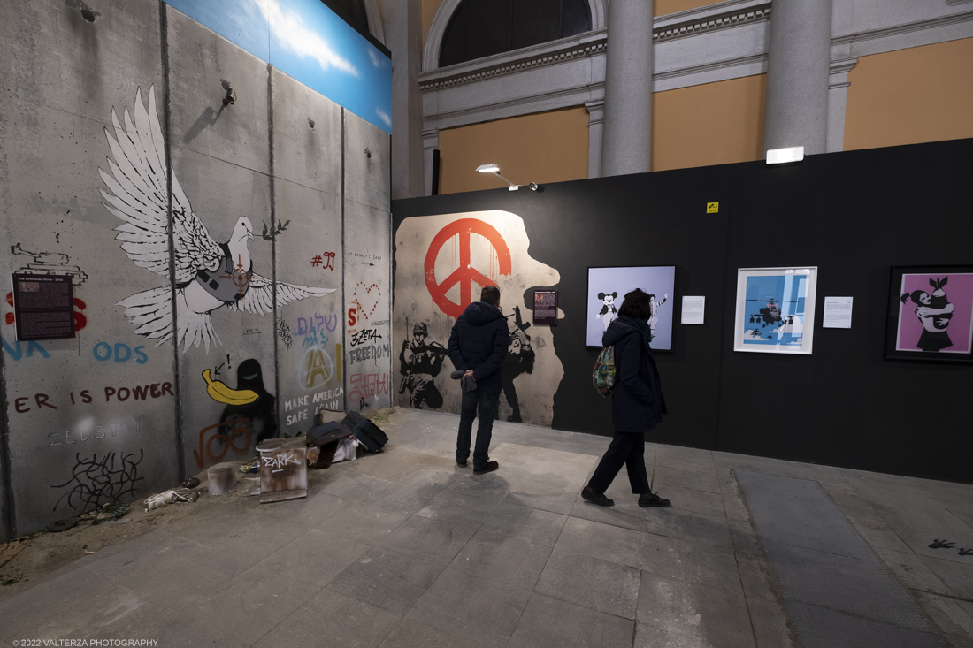 _DSF4790.jpg - 24/02/2022. Torino. Il percorso della mostra presenta oltre 90 opere di cui 30 murales a grandezza naturale realizzati da giovani street artist internazionali che raccontano il mondo del misterioso artista britannico, famoso per affrontare con ironia temi politici e di denuncia sociale. Nella foto in visita alla mostra