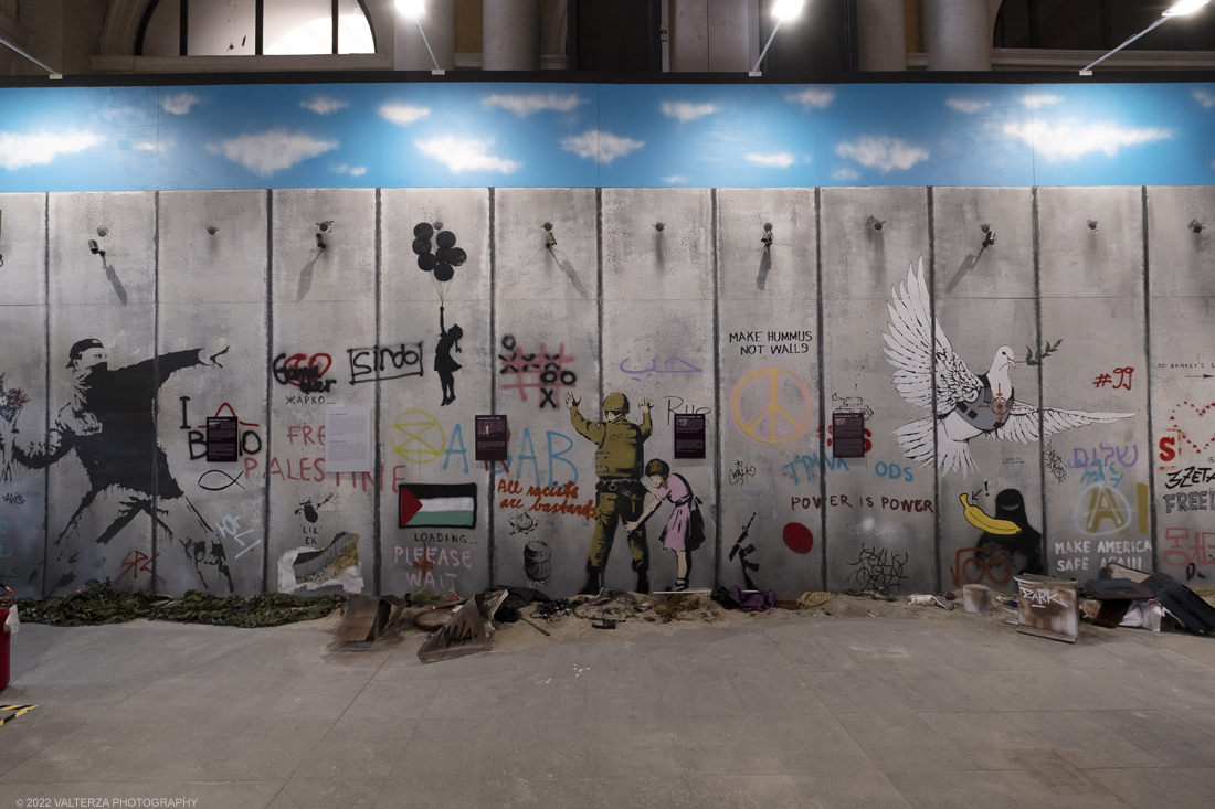 _DSF4822.jpg - 24/02/2022. Torino. Il percorso della mostra presenta oltre 90 opere di cui 30 murales a grandezza naturale realizzati da giovani street artist internazionali che raccontano il mondo del misterioso artista britannico, famoso per affrontare con ironia temi politici e di denuncia sociale. Nella foto parte dell'allestimento della mostra