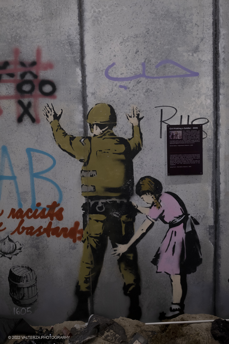 _DSF4824.jpg - 24/02/2022. Torino. Il percorso della mostra presenta oltre 90 opere di cui 30 murales a grandezza naturale realizzati da giovani street artist internazionali che raccontano il mondo del misterioso artista britannico, famoso per affrontare con ironia temi politici e di denuncia sociale. Nella foto opera Girl frisking a soldier
