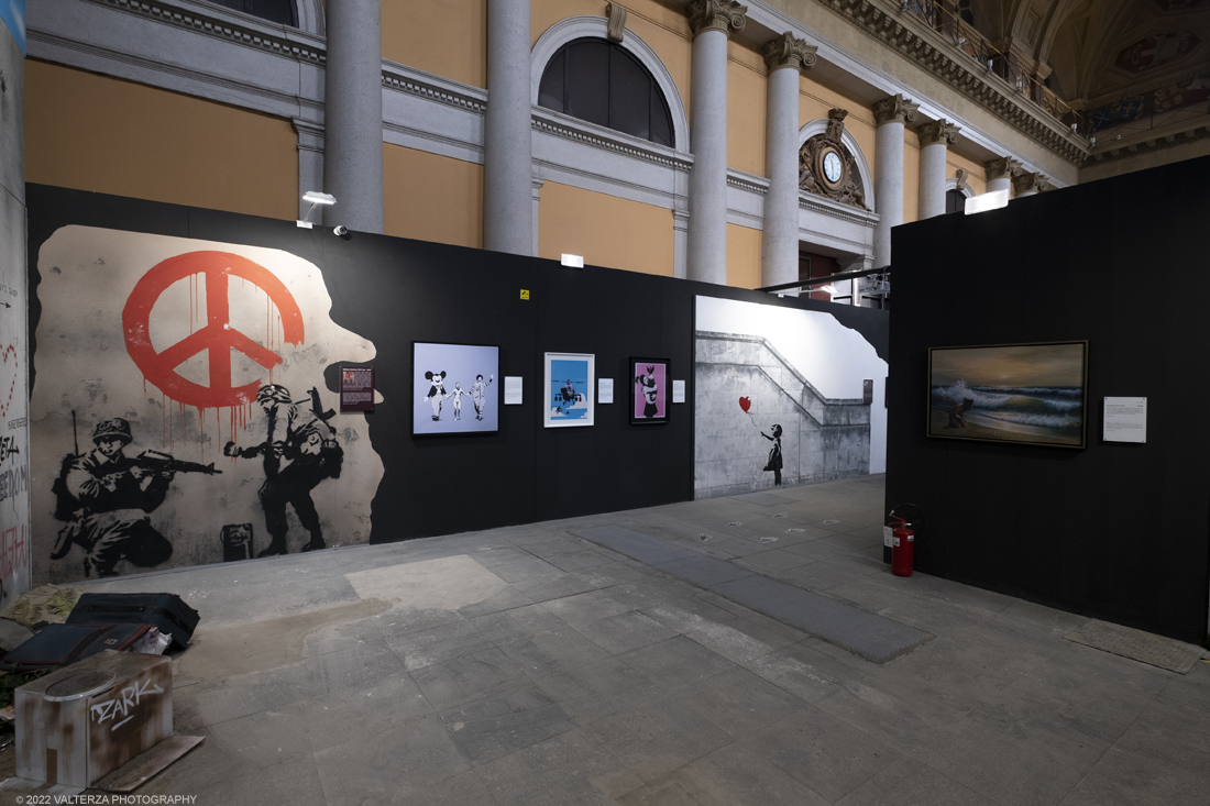 _DSF4835.jpg - 24/02/2022. Torino. Il percorso della mostra presenta oltre 90 opere di cui 30 murales a grandezza naturale realizzati da giovani street artist internazionali che raccontano il mondo del misterioso artista britannico, famoso per affrontare con ironia temi politici e di denuncia sociale. Nella foto parte dell'allestimento della mostra