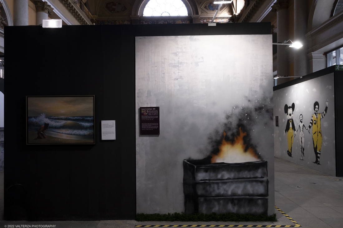 _DSF4844.jpg - 24/02/2022. Torino. Il percorso della mostra presenta oltre 90 opere di cui 30 murales a grandezza naturale realizzati da giovani street artist internazionali che raccontano il mondo del misterioso artista britannico, famoso per affrontare con ironia temi politici e di denuncia sociale. Nella foto parte dell'allestimento della mostra
