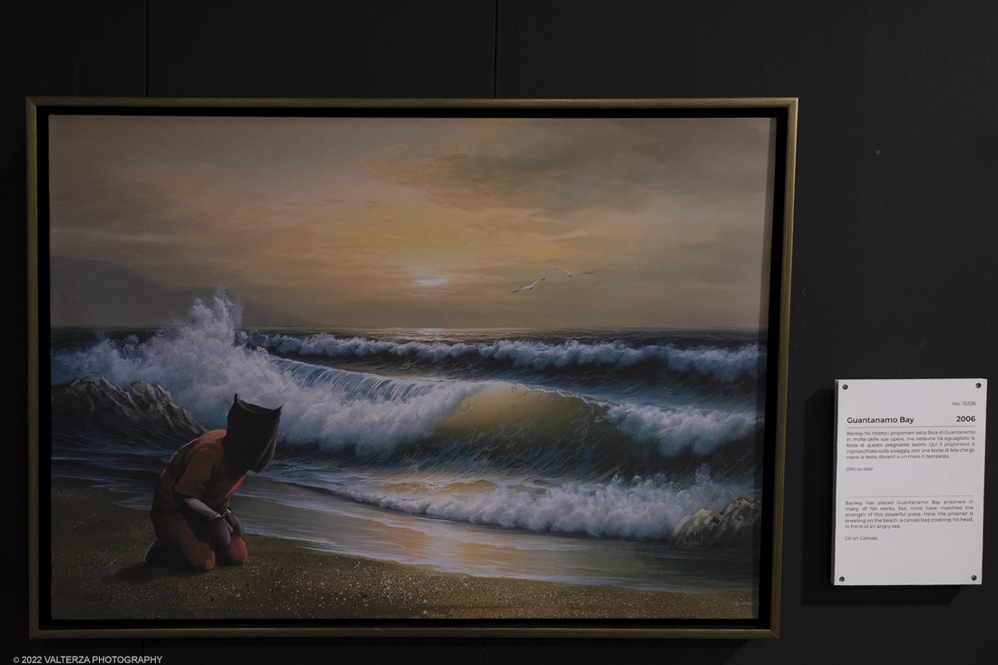 _DSF4852.jpg - 24/02/2022. Torino. Il percorso della mostra presenta oltre 90 opere di cui 30 murales a grandezza naturale realizzati da giovani street artist internazionali che raccontano il mondo del misterioso artista britannico, famoso per affrontare con ironia temi politici e di denuncia sociale. Nella foto opera Guantanamo Bay 2006